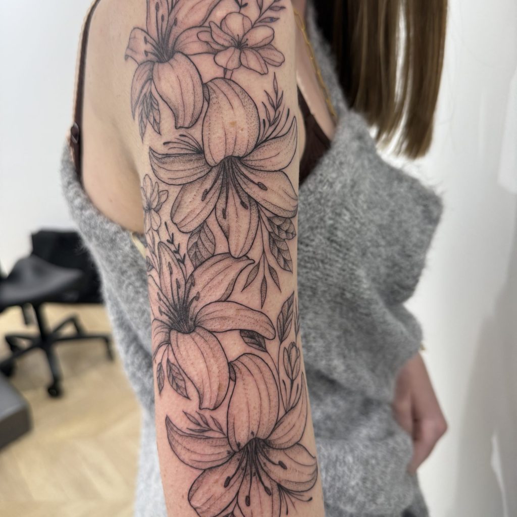 Tatouage bras en fleurs