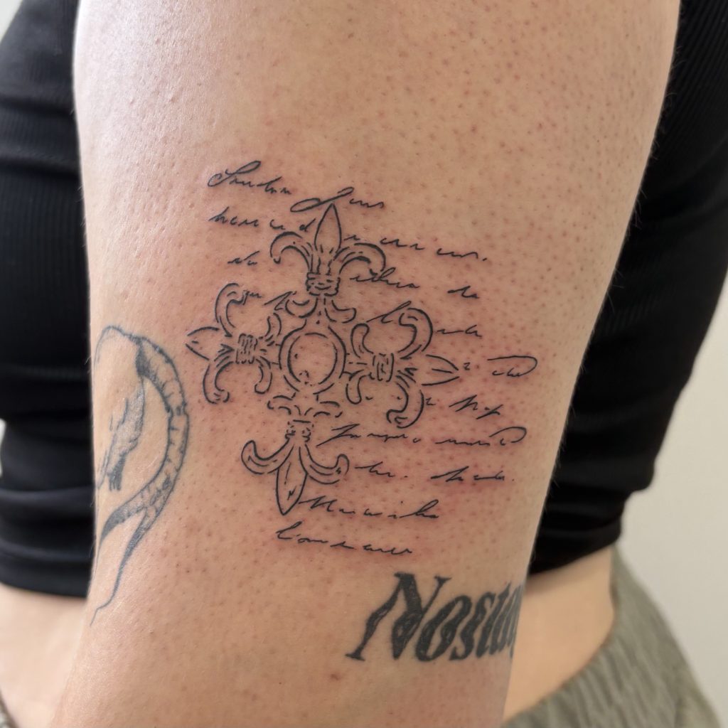 Tatouage ornement côté du bras